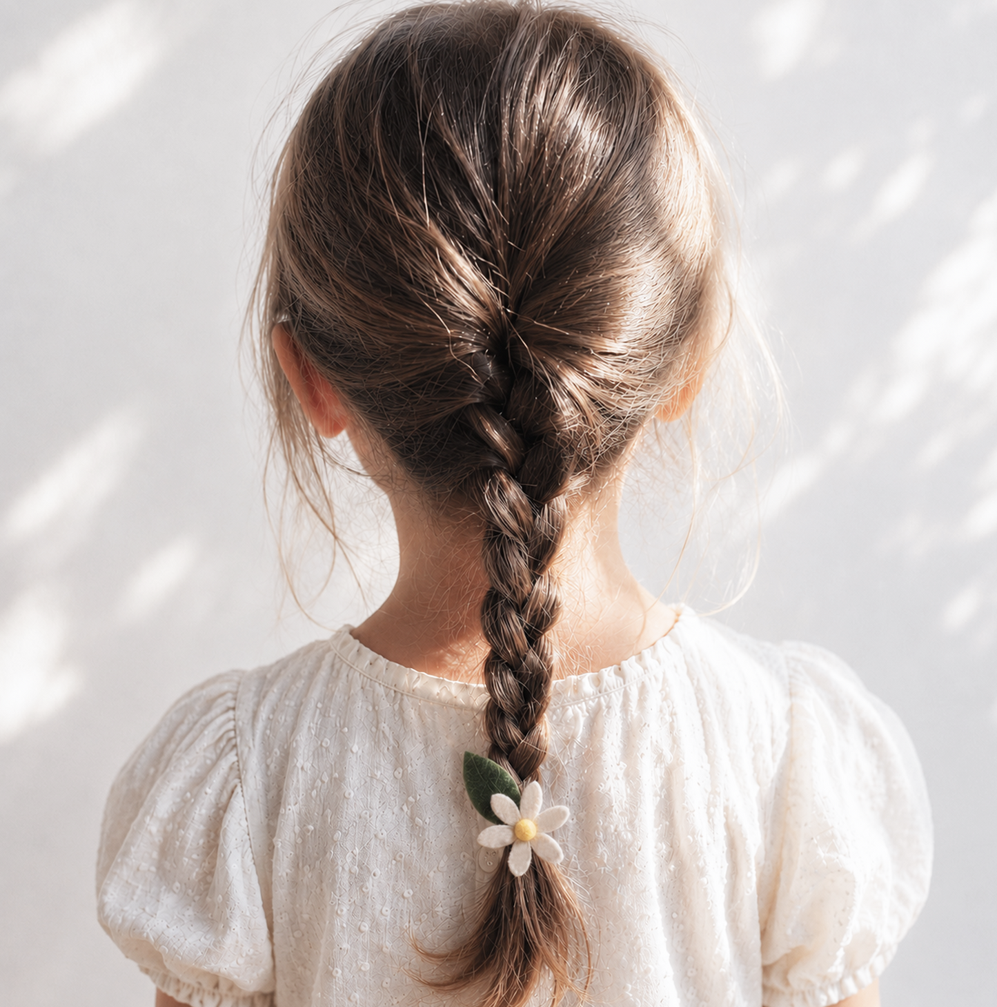 Minimal floral μπομπονιέρα με μαργαρίτα που φοριέται ως αξεσουάρ μαλλιών