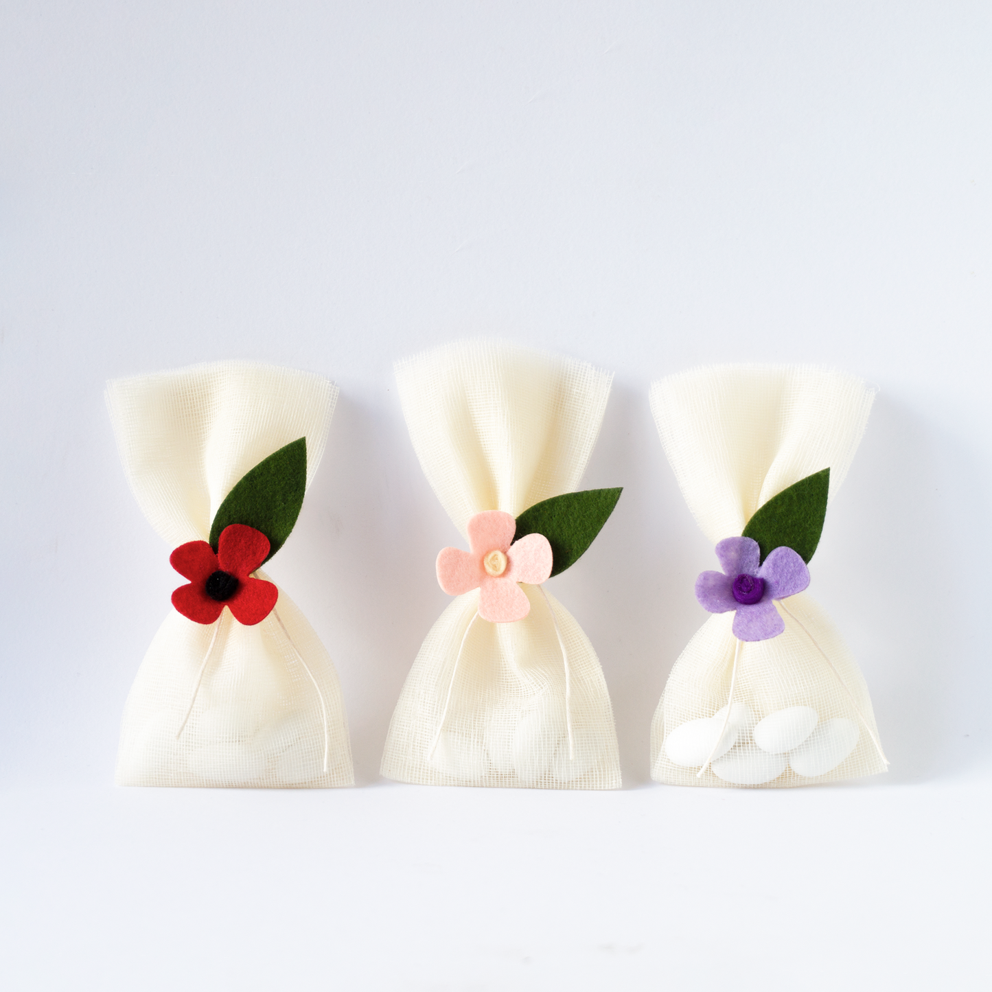 Elegant μπομπονιέρα βάπτισης με butterfly hair accessory σε κόκκινες ροζ και μωβ αποχρώσεις