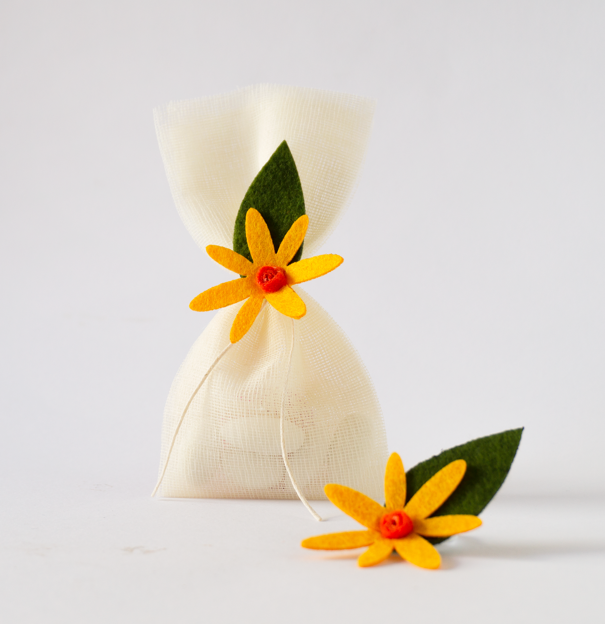 Elegant μπομπονιέρα λουλούδι με botanical αισθητική και handmade flower κιτρινο
