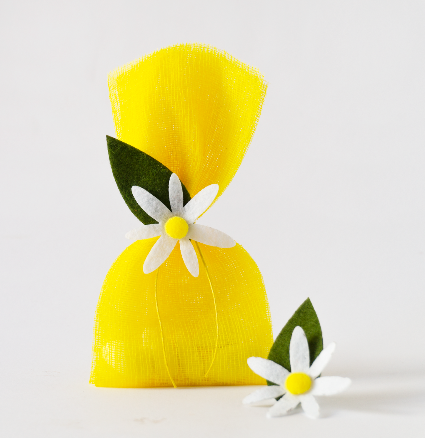 Ανοιξιάτικη μπομπονιέρα με handmade flower hair tie και minimal σχεδιασμό