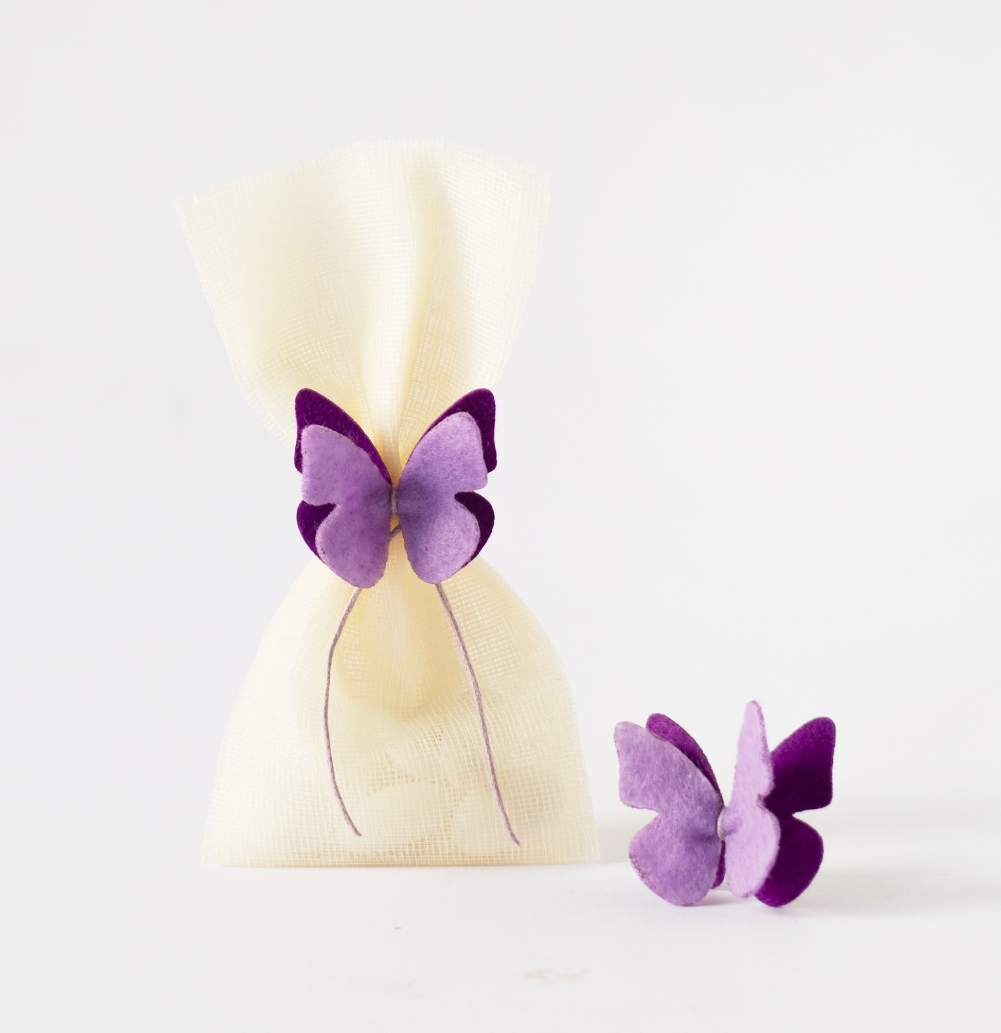 Elegant χειροποίητη μπομπονιέρα βάπτισης με μωβ butterfly hair accessory και soft αποχρώσεις