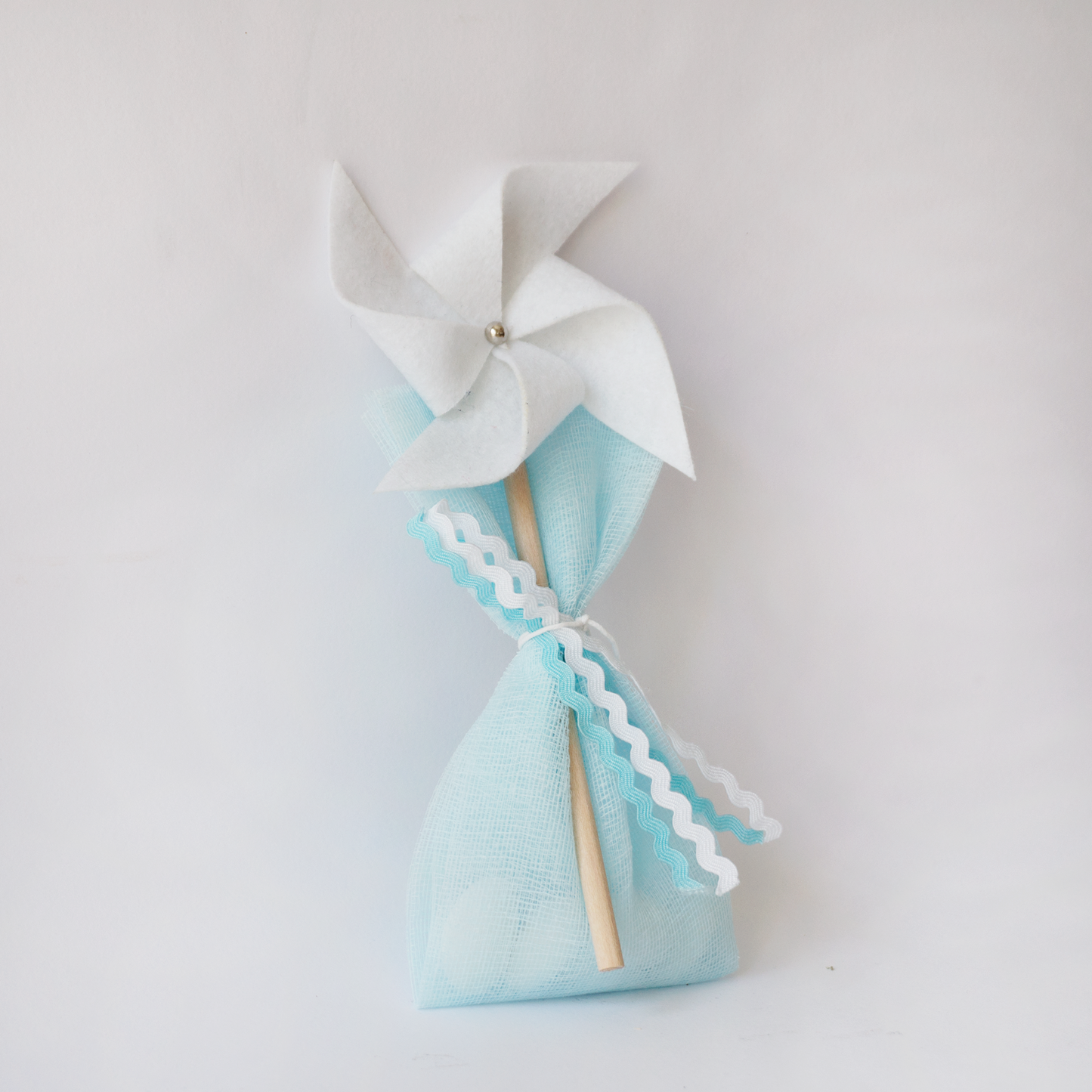 White pinwheel bomboniere favor