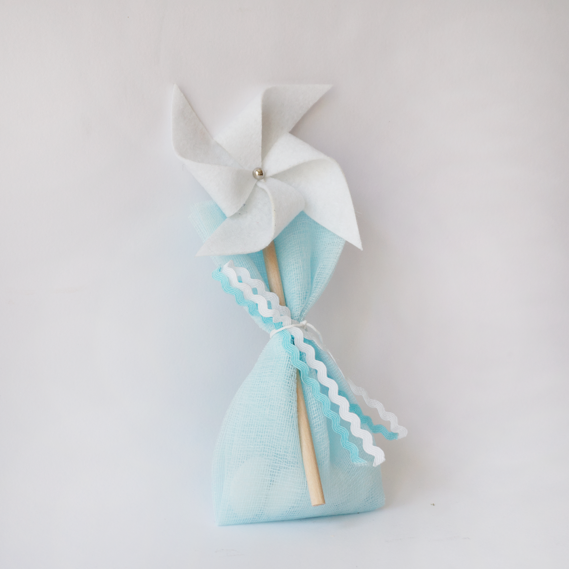 White pinwheel bomboniere favor