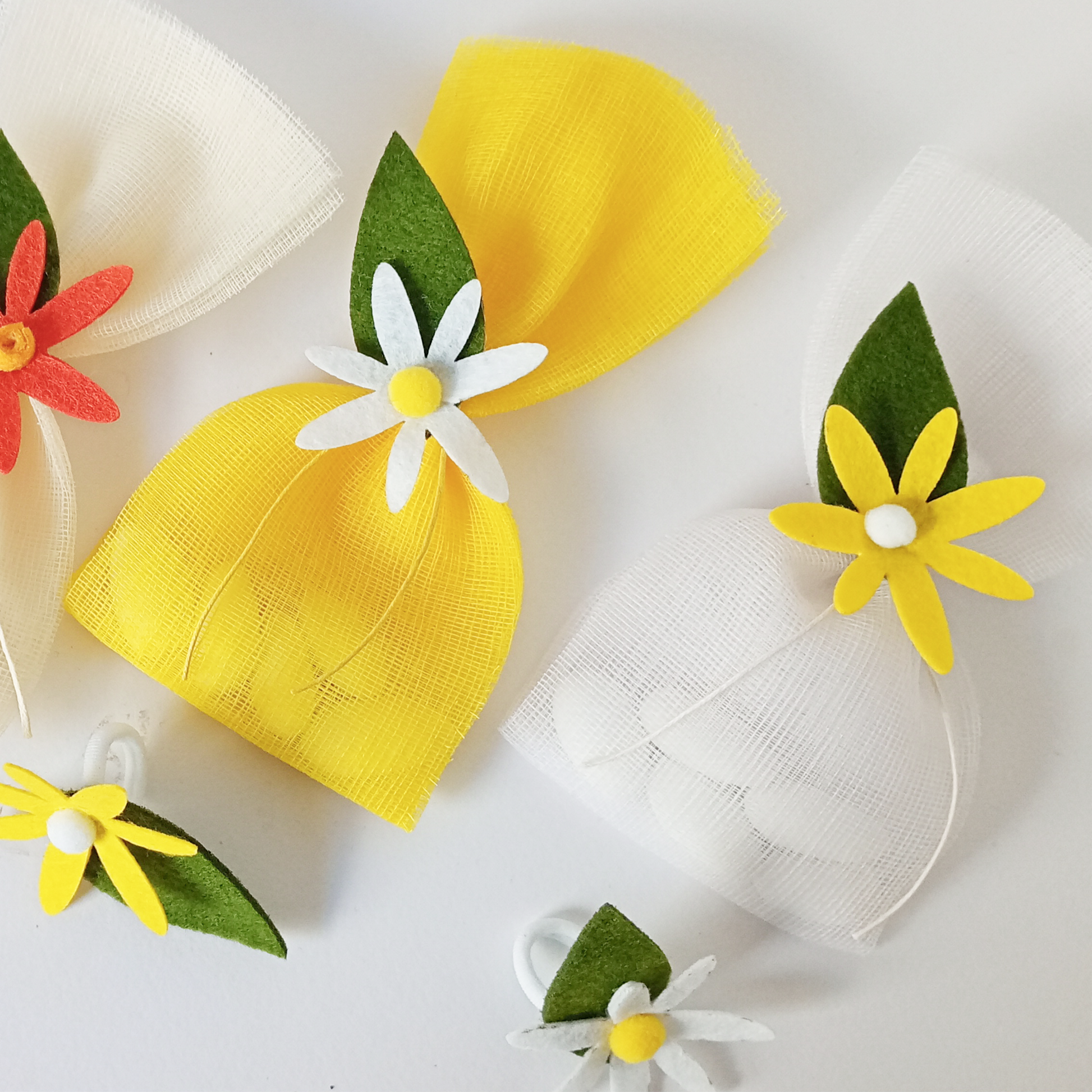 Ρομαντική μπομπονιέρα βάπτισης με floral λαστιχάκι μαλλιών και λευκό και κίτρινο τούλι 