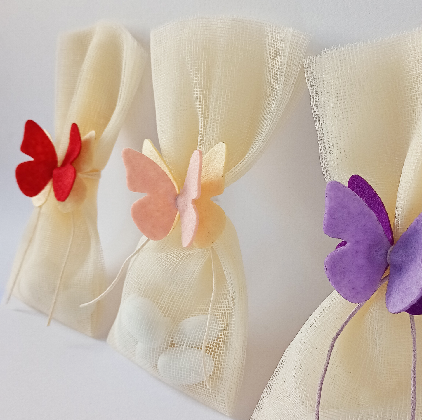 Ανοιξιάτικη μπομπονιέρα με πεταλούδα σε handmade hair tie για κορίτσι