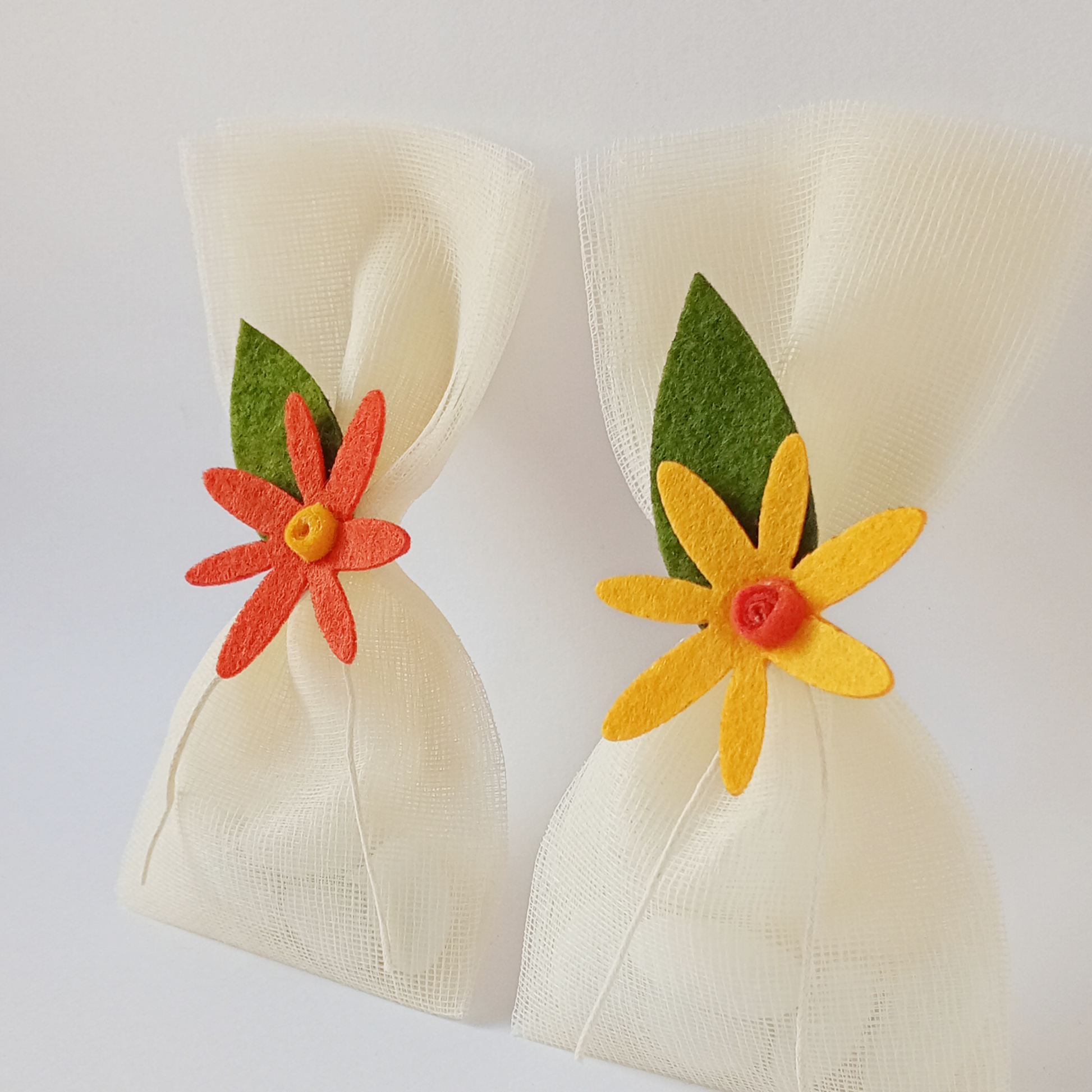 Minimal flower favor για βάπτιση με romantic handmade λεπτομέρειες