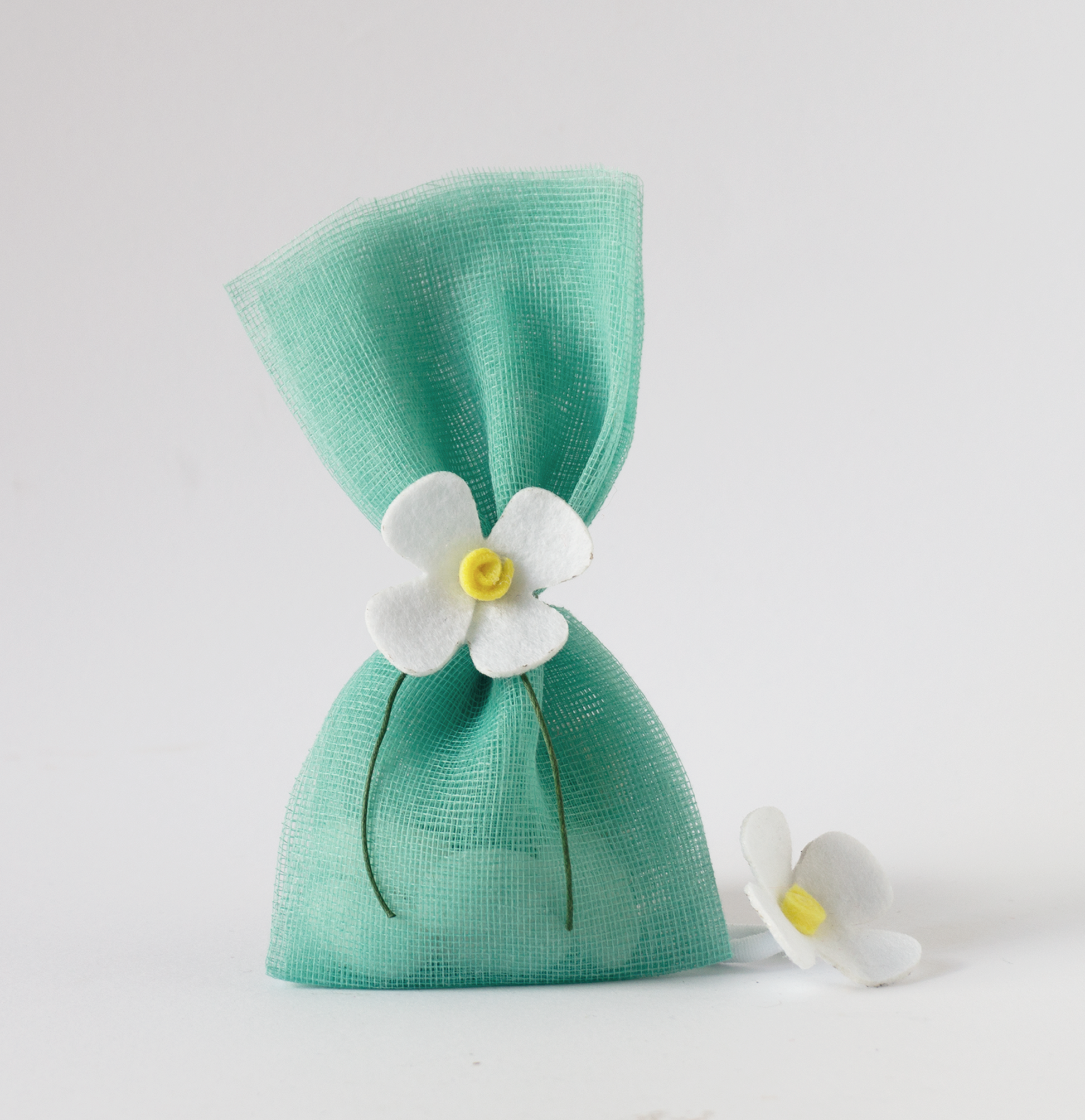 Ανοιξιάτικες handmade μπομπονιέρες με floral λεπτομέρειες και ροζ και βεραμαν